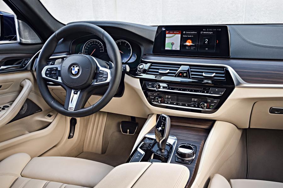 Торпедо BMW 530d xDrive Touring M Sport 2017 года  (WW) (фото 63 из 78)